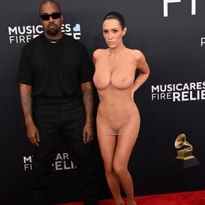 Kanye West teria 'obrigado' Bianca Censori, sua namorada, a ir pelada ao Grammy