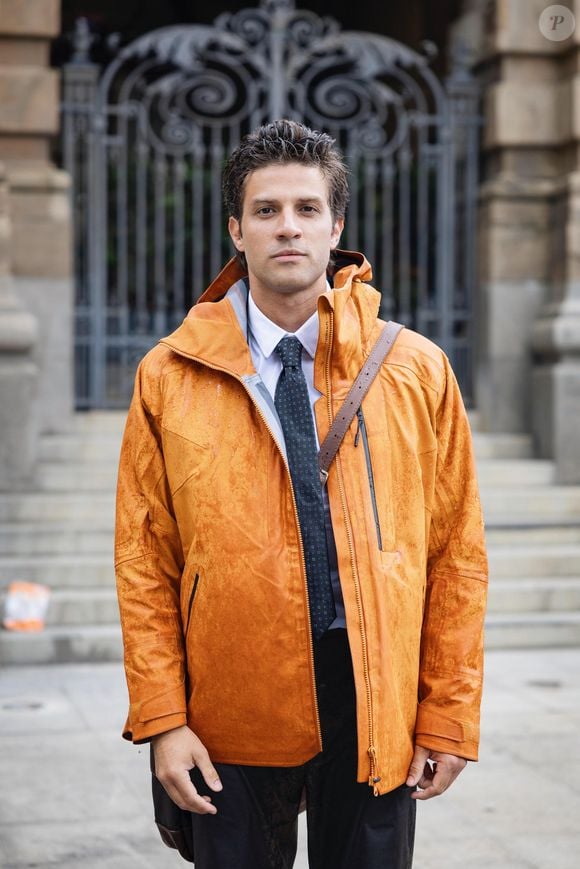 O ator Chay Suede, que vive o personagem Pedro na novela “Quem Ama Cuida”, chamou atenção por revelar uma de seus perfumes