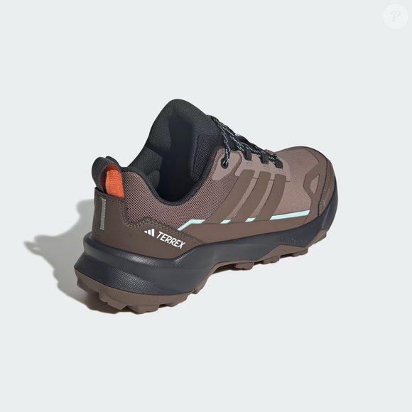 O modelo da Adidas aparece em um tom marrom que lembra um brownie feito de Nescau, tonalidade que pode ser incorporada a produções casuais para os dias de chuva