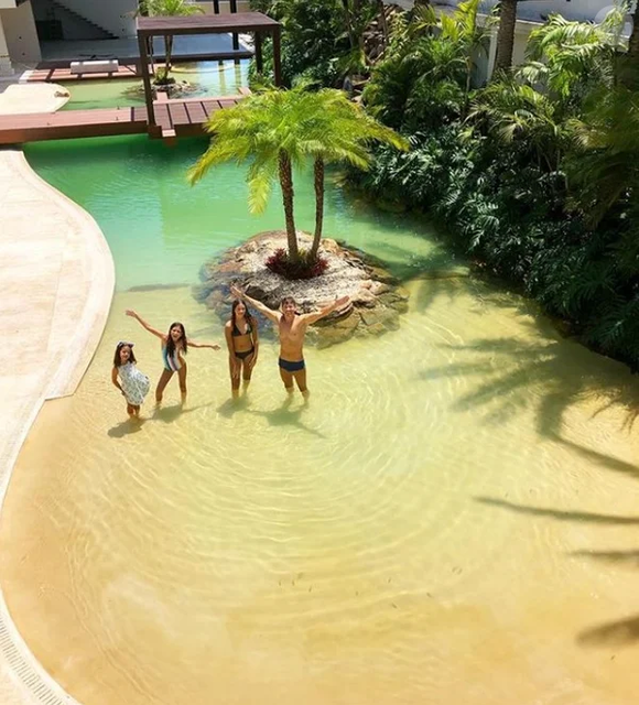 Se Alphaville já impressiona por si só, Rodrigo Faro decidiu subir ainda mais o nível. Sua mansão chama atenção por um detalhe nada discreto: uma praia artificial na área externa