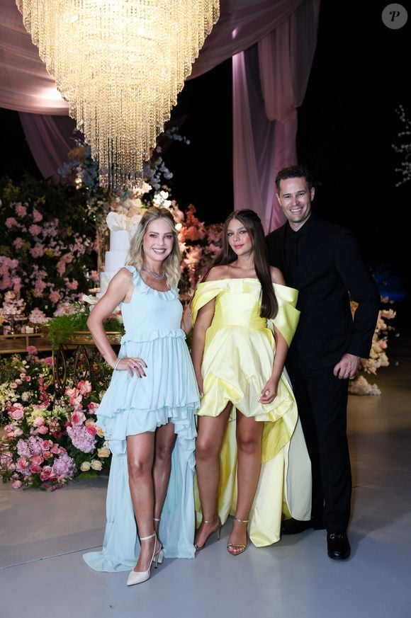 Maria Sophia posa ao lado dos pais, Pedro Leonardo e Thais Gebelein, durante a luxuosa festa de 15 anos inspirada em Bridgerton