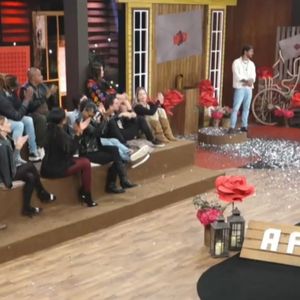 Após assumir seu interesse por Shia, Michelle Barros foi muito aplaudida pelos seus colegas de programa