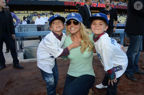 Britney Spears com os filhos em momento de lazer; cantora lamenta o afastamento deles nos últimos anos