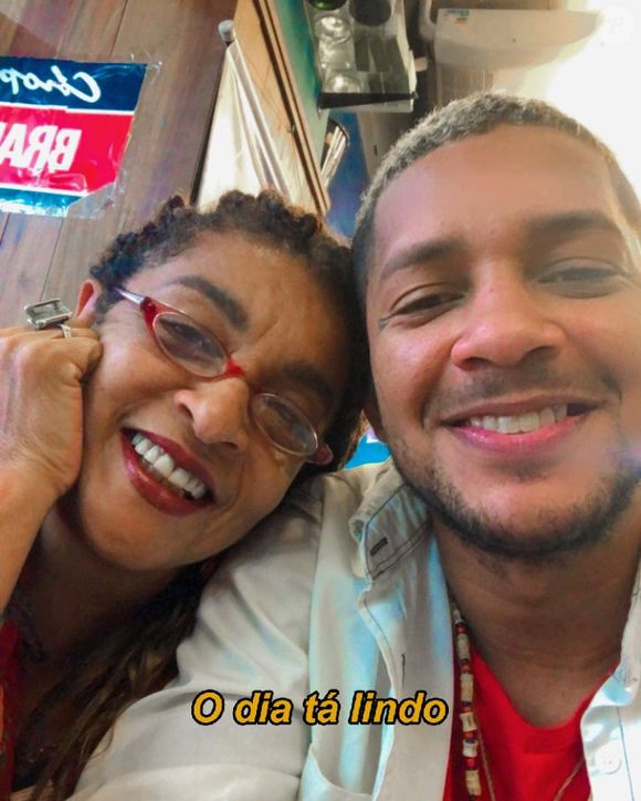 Elisa Lucinda e Jonathan Estrella vivem um romance com 31 anos de distância na idade