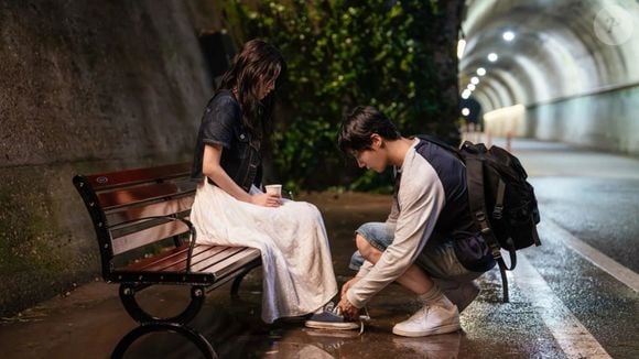 A medida em que os dois passam a se aproximar, um romance repleto de pequenas atitudes se desenvolve