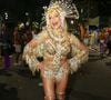 Luana Piovani trocou o look para uma fantasia carnavalesca para cruzar a Sapucaí
