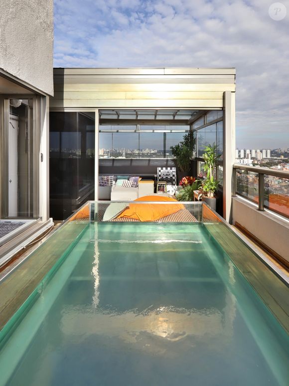Piscina privativa, decoração industrial e peças cheias de significado marcam a cobertura apresentada por Mauro Sousa nas redes sociais