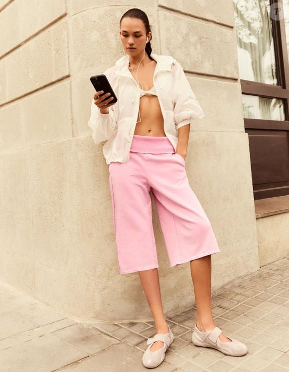 Na versátil tonalidade 'céu nublado', um refinado cinza-gelo, a sapatilha esportiva da Bershka funciona como um verdadeiro coringa no guarda-roupa e combina perfeitamente com vestidos fluidos, saias midi e até jorts
