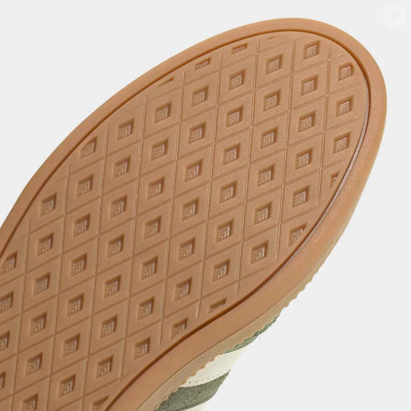 Para quem quer experimentar uma nova cor sem investir em várias peças, o Tênis Adidas Breaknet Sleek Suede Feminino é uma alternativa para considerar em 2026. Disponível no verde, o calçado custa R$ 249,98 no Pix no site da Netshoes, segundo o valor consultado até o fechamento da matéria, e acrescenta personalidade às produções cotidianas