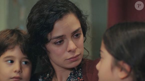 Bahar se desculpa com os filhos, Nisan e Doruk, após gritar com eles na novela 'Força de Mulher' em 28 de janeiro de 2025