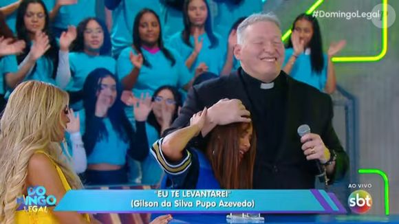 Lexa ficou emocionada com musical do Padre Marcelo Rossi no 'Domingo Legal' de 6 de julho de 2025 no SBT