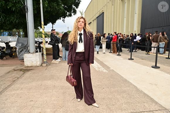 A skatista e musicista Karen Jonz também mostrou ser uma grande fashionista com seu look clássico marsala com camisa e gravata