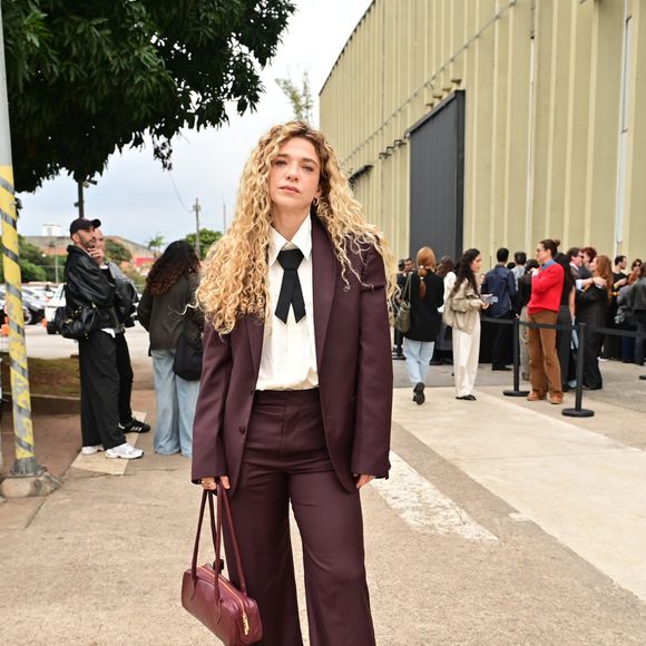 A skatista e musicista Karen Jonz também mostrou ser uma grande fashionista com seu look clássico marsala com camisa e gravata
