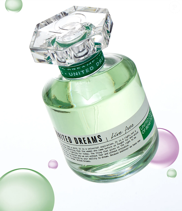 Para quem gosta de perfume com sensação de frescor e limpeza, o United Dreams Live Free aposta em chá verde e maçã verde entre as notas de saída, antes de revelar um coração floral marcado pela flor de laranjeira