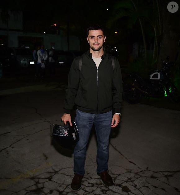 Felipe Simas em festa de confraternização da novela 'Dona de Mim', da TV Globo