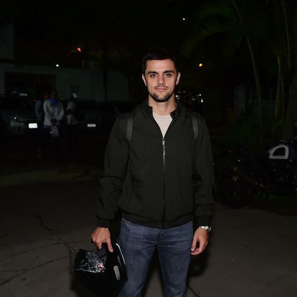 Felipe Simas em festa de confraternização da novela 'Dona de Mim', da TV Globo