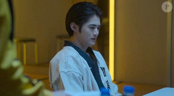 Em 'Viral Hit', Kōta Shimura é um adolescente comum com problemas financeiros que sofre bullying na escola