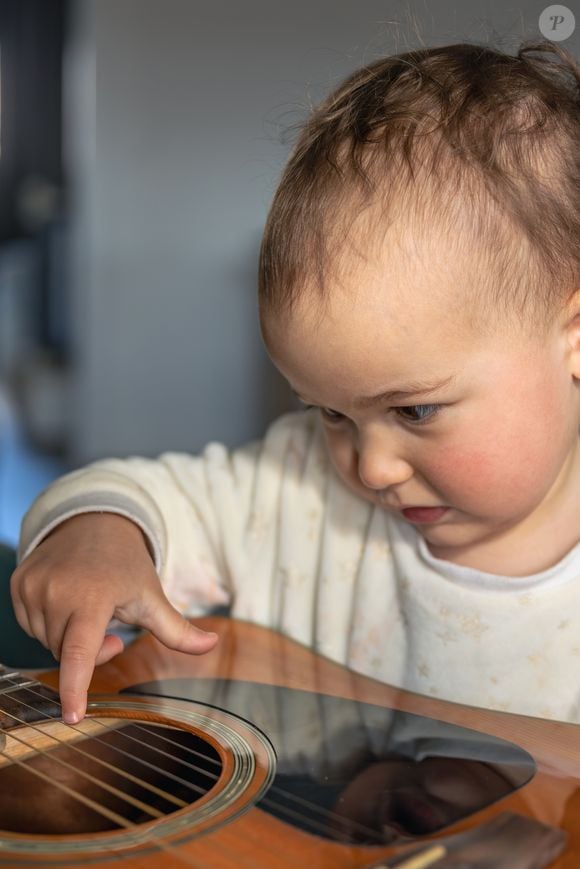 Crianças e adolescentes com formação musical apresentaram desempenho superior em tarefas que exigiam manter informações ativas e lembrar sequências imediatamente. O resultado foi observado em aspectos específicos da memória de trabalho