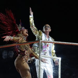 A escola de Niterói levou para a avenida o enredo 'Pra Cima, Ciça', uma homenagem direta ao seu próprio mestre de bateria, figura fundamental para o retorno da atriz ao posto na escola, transformada em fio condutor do desfile