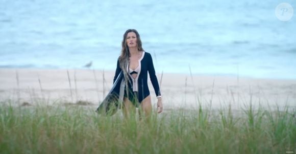 Gisele Bündchen mostrou pelo vídeo seu lado esportista e apareceu surfando em uma praia.