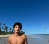 Sem camisa em diversos cliques, Pedro Waddington ostenta um corpo super definido
