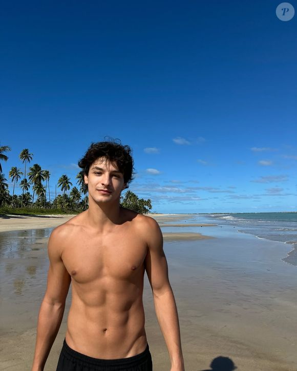 Sem camisa em diversos cliques, Pedro Waddington ostenta um corpo super definido