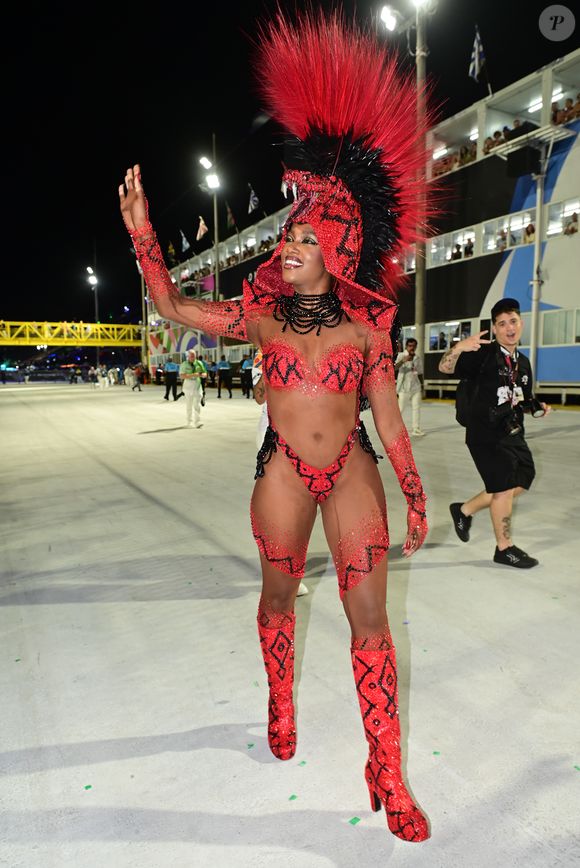 Iza garantiu ter emagrecido de forma saudável e natural