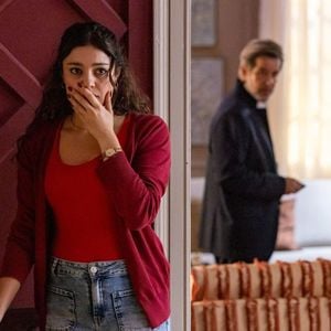 Gerluce (Sophie Charlotte) quebra um vaso de Arminda (Grazi Massafera). Ferette (Murilo Benício) a interroga sobre sua presença e a ameaça.