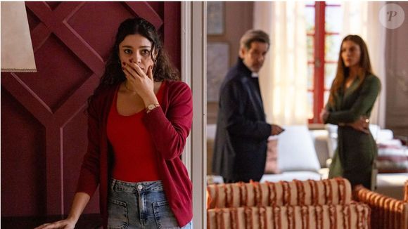 Gerluce (Sophie Charlotte) quebra um vaso de Arminda (Grazi Massafera). Ferette (Murilo Benício) a interroga sobre sua presença e a ameaça.