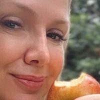 Aos 53 anos, Eliana surge de biquíni verde em trilha de férias e barriga trincada chama atenção de famosa: 'Que corpão'