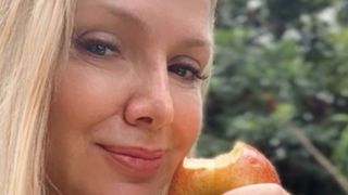 Aos 53 anos, Eliana surge de biquíni verde em trilha de férias e barriga trincada chama atenção de famosa: 'Que corpão'