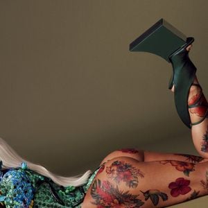 Sabrina Sato abriu o Carnaval 2026 em um body escultural que evocava uma elfa, misturando fantasia e sofisticação em uma leitura absolutamente couture da folia.