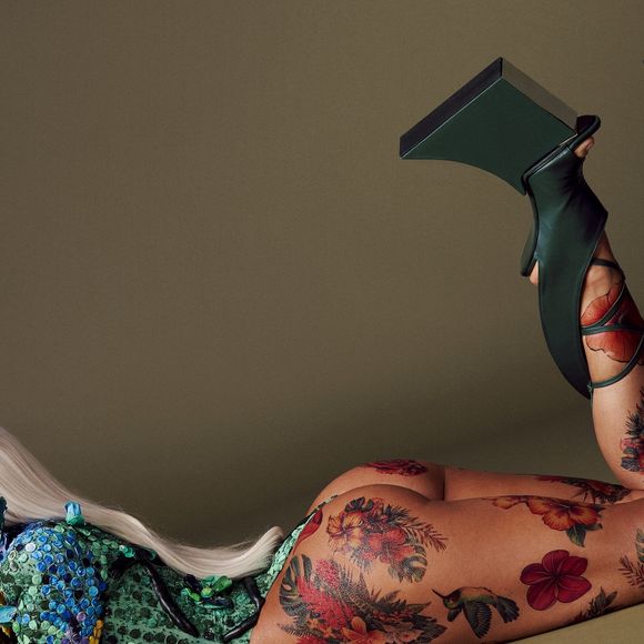 Sabrina Sato abriu o Carnaval 2026 em um body escultural que evocava uma elfa, misturando fantasia e sofisticação em uma leitura absolutamente couture da folia.