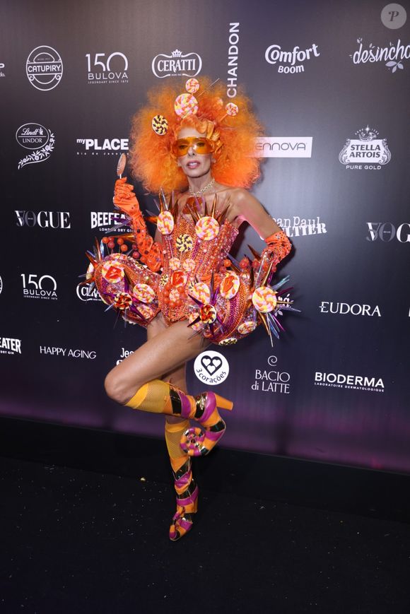 Com peruca laranja e aplicações de doces, Adriane Galisteu deu o que falar com seu look