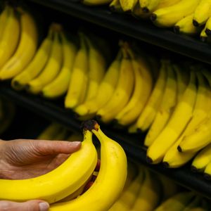 Banana é rica em potássio e magnésio, componentes que ajudam a prevenir a hipertensão e as cãibras durante exercícios