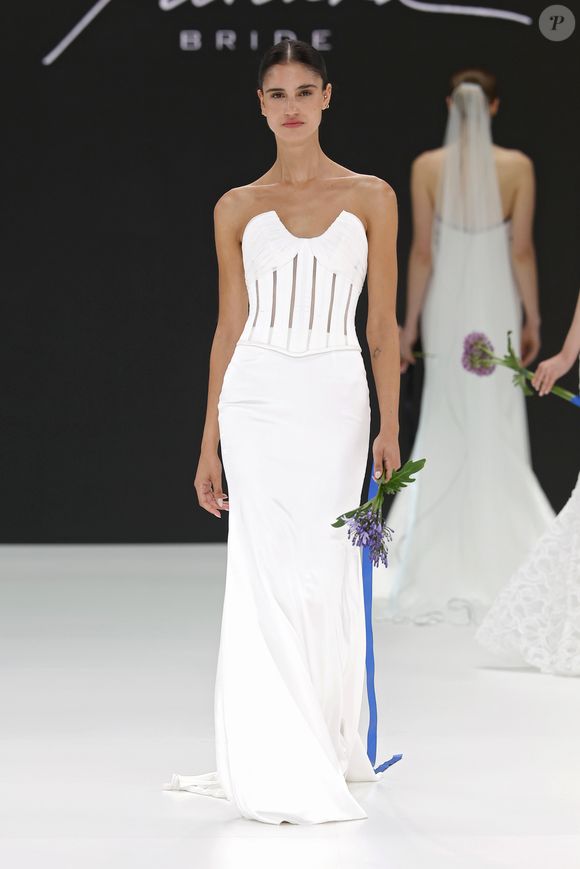 Vestido de noiva com corset extravagante e decote invertido: esse visual vai conquistar noivas com muita personalidade