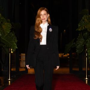 Marina Ruy Barbosa chegou ao evento com um smoking elegante e cabelos soltos e provou que a moda é atemporal ao apostar na peça de alfaiataria em uma ocasião elegante