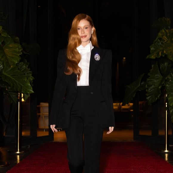 Marina Ruy Barbosa chegou ao evento com um smoking elegante e cabelos soltos e provou que a moda é atemporal ao apostar na peça de alfaiataria em uma ocasião elegante