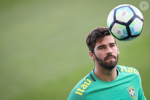 Alisson revelou que aproveitou período fora da pré-temporada do Liverpool para estudar teologia e aprofundar a espiritualidade