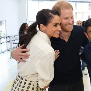 Meghan Markle e seu esposo, Príncipe Harry, estão afastados das obrigações reais, e consequentemente da Família Real há cinco anos.