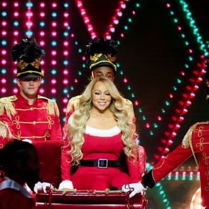Os outros US$ 60 milhões seria de apenas lucros com royalties da música, lançada em 1994