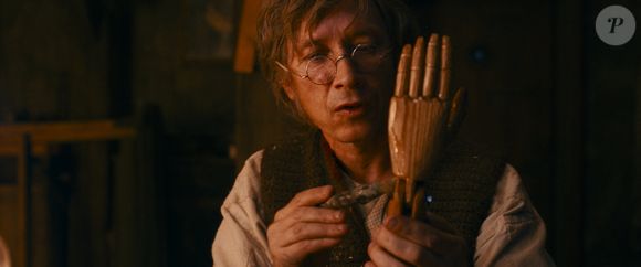 Distribuído pela Paris Filmes, longa promete nova leitura, mas surpreende ao se afastar radicalmente da versão popularizada por Walt Disney