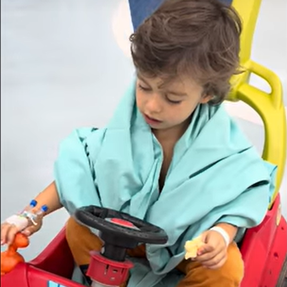 Recuperação impressiona médicos: menino acorda pedindo comida e faz pedido inusitado após cirurgia