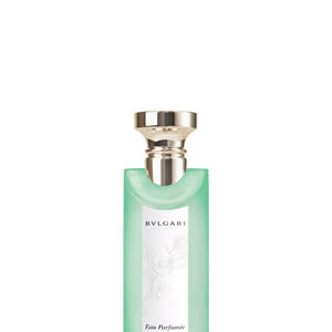 Lançado em 1992, o Eau Parfumée au Thé Vert tem bergamota, cardamomo, limão, coentro, flor de laranjeira e mandarina no topo, além de chá verde, almíscar, cedro, sândalo, madeiras preciosas e âmbar no fundo