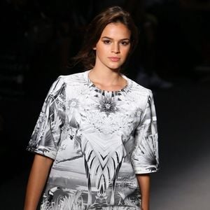 Bruna Marquezine também fez alguns trabalhos como modelo enquanto levava carreira de atriz