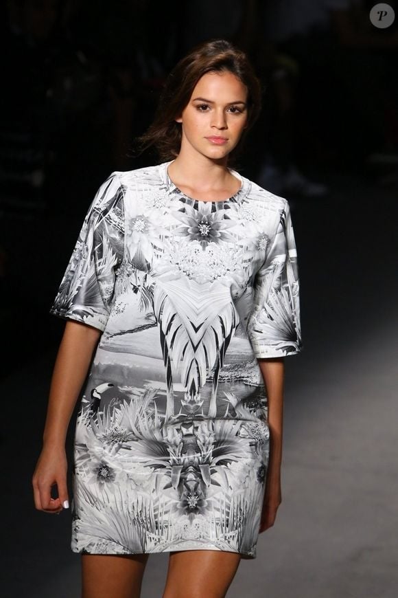 Bruna Marquezine também fez alguns trabalhos como modelo enquanto levava carreira de atriz