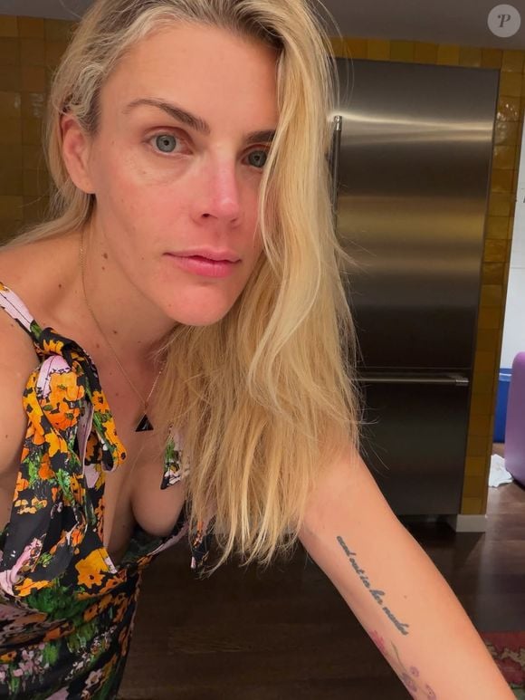 Então, Busy Philipps fez uma segunda cirurgia bem-sucedida e hoje agradece pela vida normal. A atriz garantiu nunca ter sentido sintomas