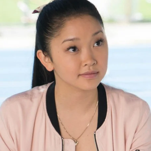 A atriz Lana Condor, conhecida por 'Para Todos os Garotos que Já Amei', nasceu no Vietnã e foi adotada por um casal norte-americano aos quatro meses de vida.