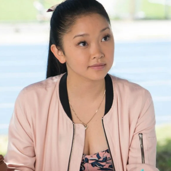 A atriz Lana Condor, conhecida por 'Para Todos os Garotos que Já Amei', nasceu no Vietnã e foi adotada por um casal norte-americano aos quatro meses de vida.