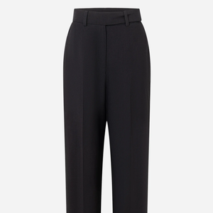 Com pegada oversized e tecido leve, a aposta da Renner entrega um visual sofisticado inspirado nas tendências clássicas do guarda-roupa feminino. A peça custa R$ 125,90